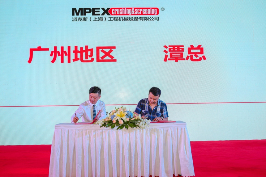 營銷副總監(jiān)與客戶簽約 172259720613.png