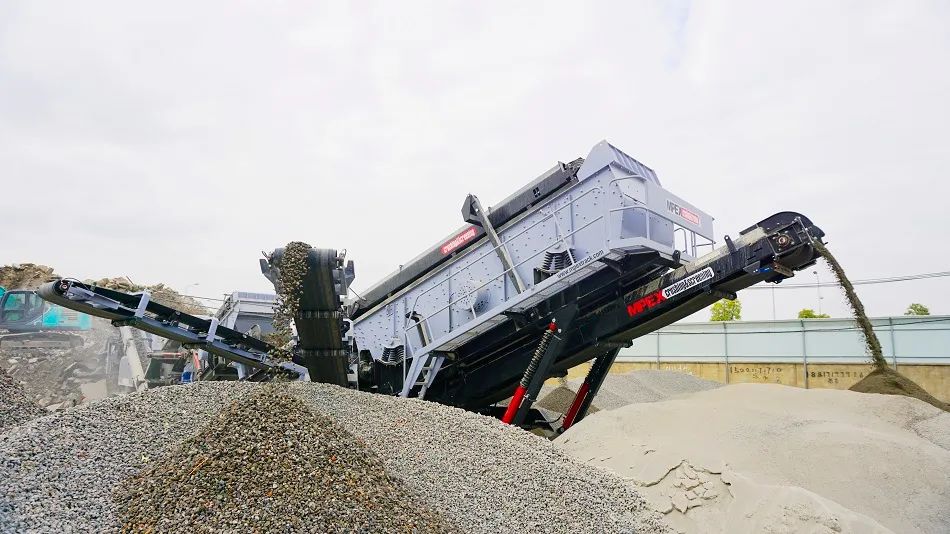 履帶式移動破碎機和篩分機 103925800678.jpeg